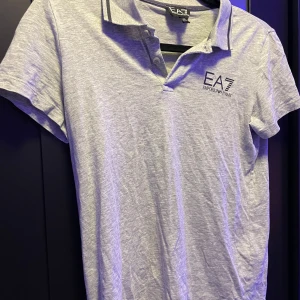 Grå t-shirt från Emporio Armani - säljer min EA7 tröja i storlek 154cm då den är förliten för mig och typ aldrig använd. vid funderingar och frågor så är det bara att höra av sig svarar på allt 