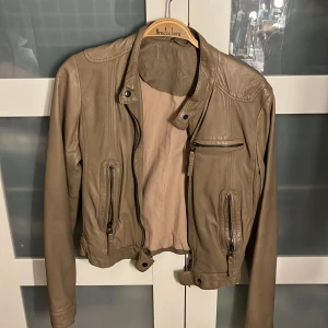 skinnjacka - sjukt snygg skinnjacka perfekt inför hösten, använd 1-2 gånger