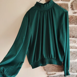 Topp/ blus dam, Strl 40 - Fin blus med kroppad nederdel från Gina Tricot. Strl 40 men passar 38:an med.