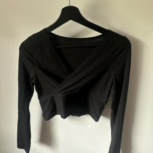 Långärmad magtröja Shein - Svart långärmad v-ringad magtröja från Shein i storlek M. Den är aldrig använd då den var för liten från början så mycket gott skick. Skulle säga att den är mer som en S i storlek