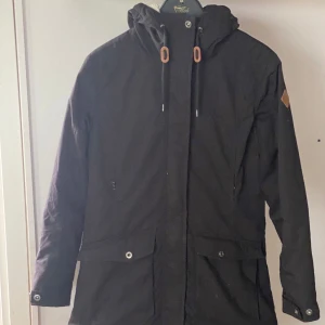 Jacka  - Varm och skön jacka från North Bend. Perfekt inför höstens kyla. Strl 40.