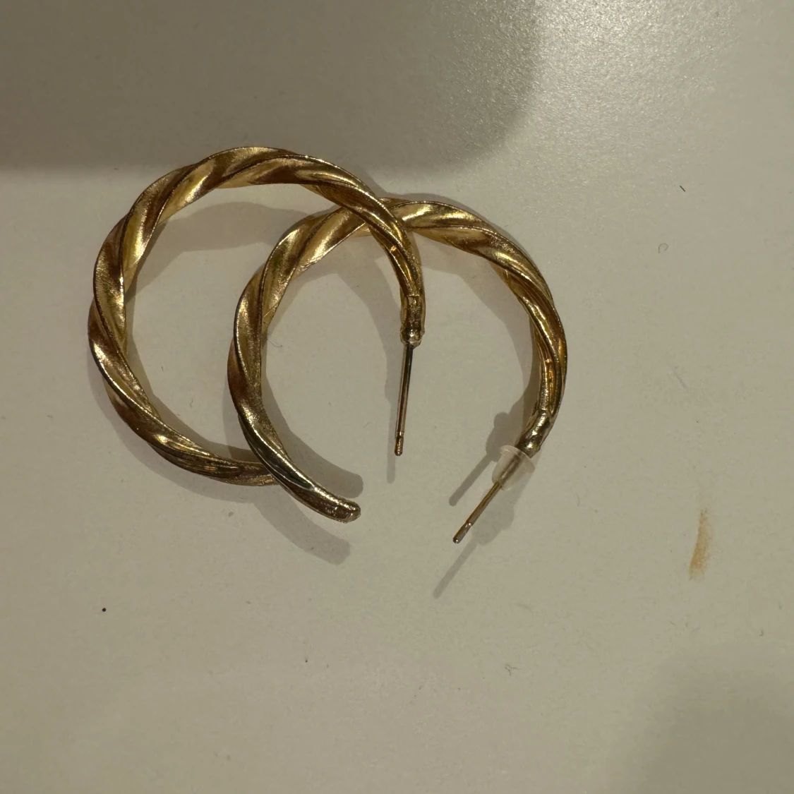 Guldiga vridna örhängen - 91