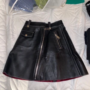 Kjol - Säljer denna superfina läder kjol från Maje. Den är i väldigt bra skick. Hör av er vid intresse eller ev frågor!💌☺️