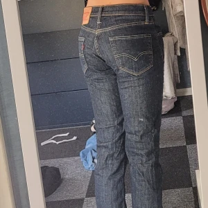 Levis jeans - Fina levis jeans i bra skick.  Straight/skinny i modellen men går att sy om. Midje måttet tvärs över är runt 35. Skriv gärna om ni har frågor 💕
