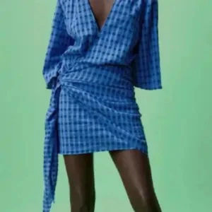 Rutig klänning  - Säljer min fina rutiga klänning från Zara! Endast använd en gång, skitsnygg till höstens fester!