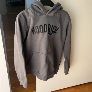 Hoodrich hoodie - En hoodrich tröja i storlek 12-13. Väldigt bra skick nästan aldrig använd. Mitt pris 339kr ny pris ca 700kr.