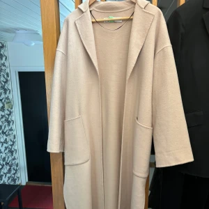 Kappa - Fin kappa från zara. Precis kemtvättad inför försäljning. Inga tecken på användning. Storlek xs, men mer oversized i modellen. Ullblandning.