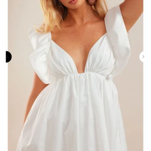 Vit klänning  - Vit klänning från Chiquelle i storlek S/36, endast använd en gång!   Slutsåld på hemsidan! 