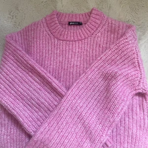 Rosa stickad tröja  - Jätte fin rosa stickad tröja från Gina tricot, tredje bilden är lånad !! Fint skick ! Är i storlek XXS men passar mig som har S. Väldigt mysig nu till hösten 🎀minns inte riktigt original pris men skulle gissa mellan 350 - 450 💗