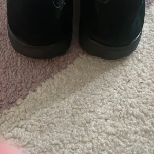 Christian Louboutin  - Tja!, säljer nu dom här riktigt feta lubsen i storlek 43!. Skorna har lite slitningar vilket man kan se på bilderna men skorna är ändå i ett riktigt bra 8/10 skick!. Skorna är givetvis äkta men inget og följs med tyvär. Rena o fräscha.. mvh: Oscar!!.