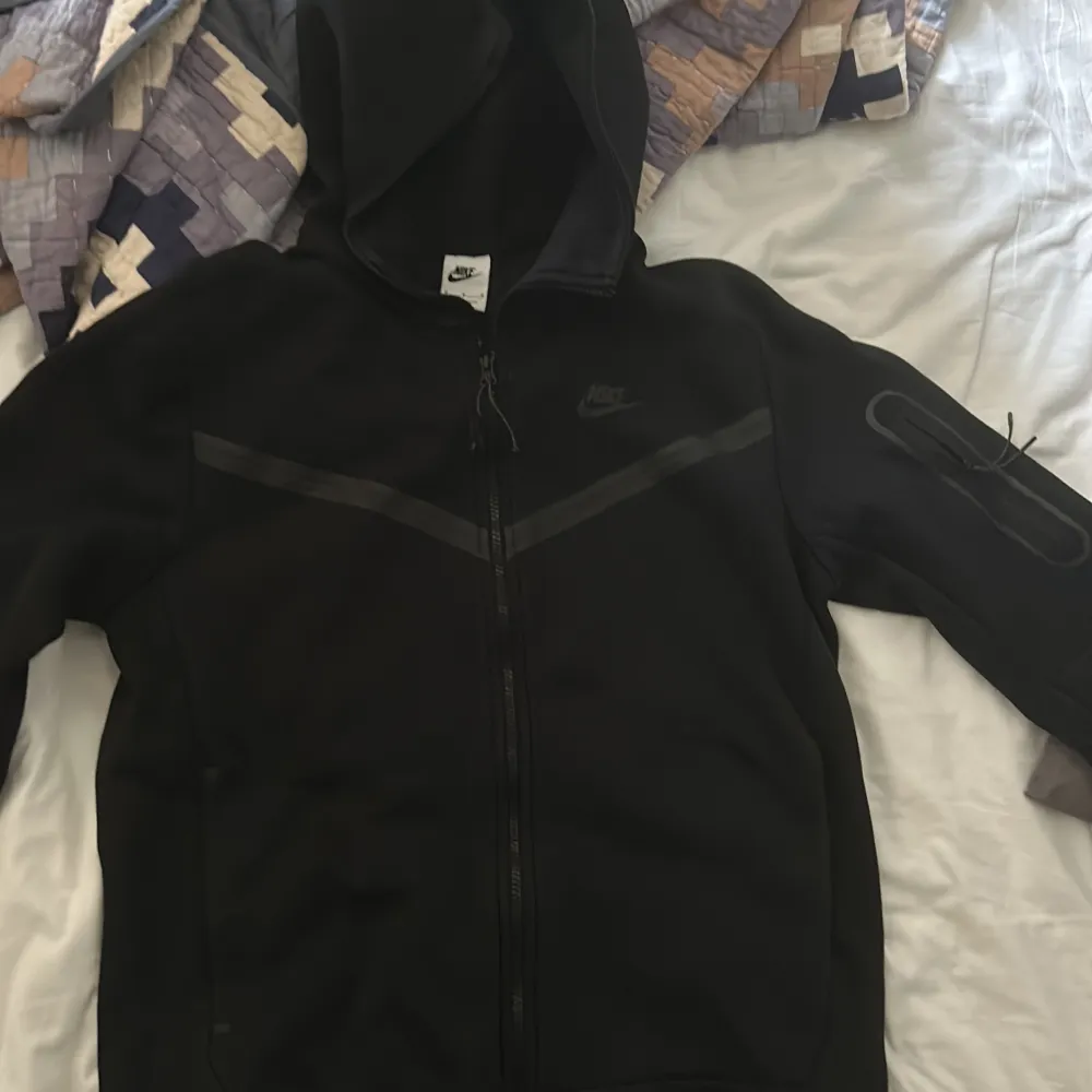 Svart nike tech fleece hoodie i storlek M, har använt den tidigare som ni ser så är snöret på dragkedjan lite förstörd men inget annat som syns. Vill bli av med den direkt så vi börjar på 300 kr. Kan gå ner med max 50 kr. . Hoodies.