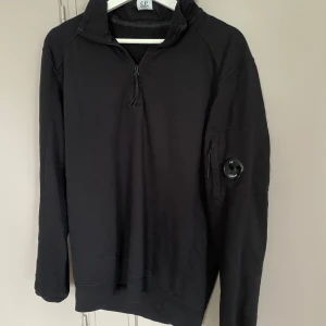 Cp Company - Snygg tröja från Cp company  Skick 9/10  Ny pris 2400 Kan gå ner i pris vid snabb affär