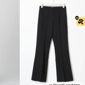 Mid/low waist kostymbyxor ginatricot  - Svarta låg/mid waist kostym byxor från ginatricot i storlek S, flare,  lite noppriga men det går och ta bort med noppermaskin eller ögonbrynskniv! 