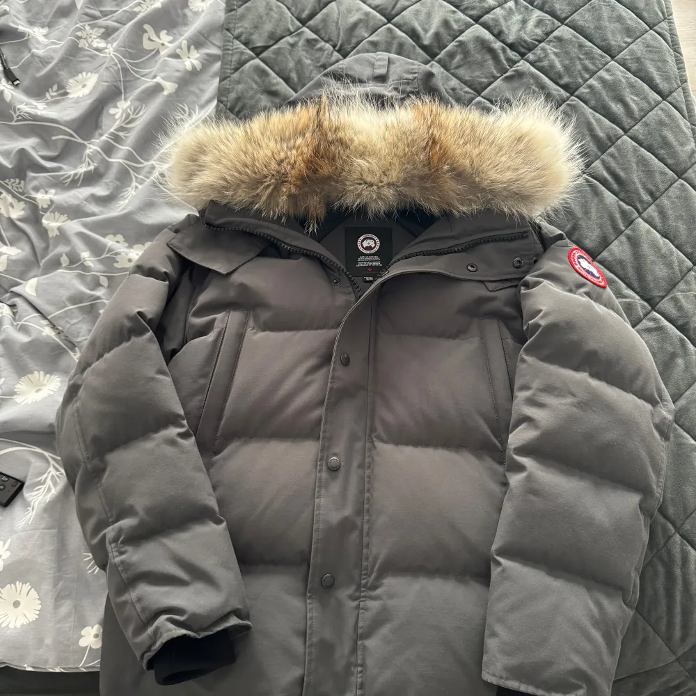 Hej säljer min gråa canada goose jacka som inte används längre, inga skador osv, använd bara en vinter. Storlek M. Jackor.