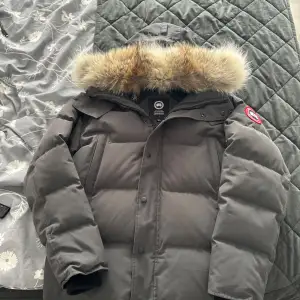 Hej säljer min gråa canada goose jacka som inte används längre, inga skador osv, använd bara en vinter. Storlek M