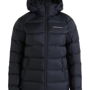 Peak performance jacka  - Nu var det dags för mig att sälja min peak performance jacka som är endast använd en säsong. Den är i mycket fint skick och har inga defekter. Köptes för 2999kr. Skriv ifall du har frågor❤️