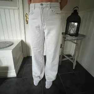 Skit snygga vida jeans från Gina i ljus ljus grå