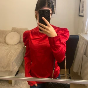 Snygg röd blus med puffiga axlar från NAKD - Snygg röd blus med puffiga axlar från NAKD, något man kan ha på middag, fest, event etc