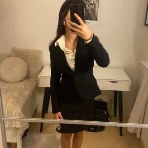 Svart kavaj kjol - Jätte snygg figurnära kavaj kjol som når ner till knäna, passar perfekt för jobb, intervju, möte, middag 💗