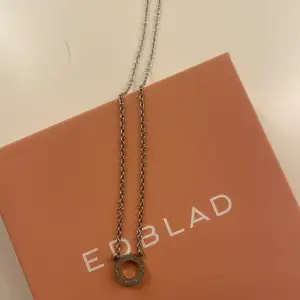 Säljer nu detta jättefina Edblad halsband som är i nyskick då det aldrig använts💕 hör av er för fler bilder och info. 