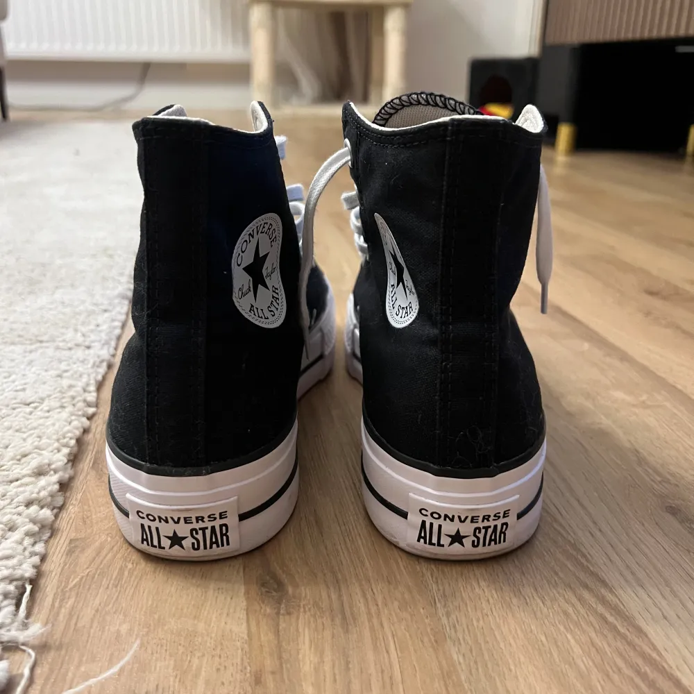 Helt nya Converse skor, använda en gång pga var förstora. Modellen heter, Chuck Taylor All Star Lift. Storlek 39,5. Köpta för 970kr. Skor.