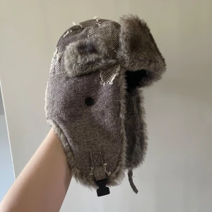 Mössa - Snygg björnfitta (fuskpäls) men jag har för stort huvud lol. Mitt är ca 58 cm så passar någon med mindre än det