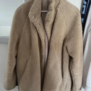 Mjuk kappa  - Samsøsamsø kappa i fint skick. Perfekt nu till hösten🍁