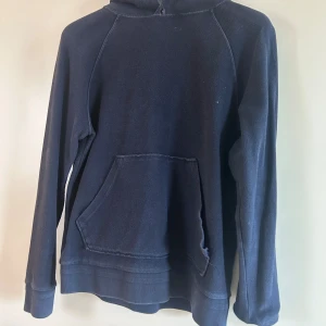 Filippa K hoodie - Blå stickad filippa k hoodie som är väldigt stilren och skön! Är använd med inte välanvänd.
