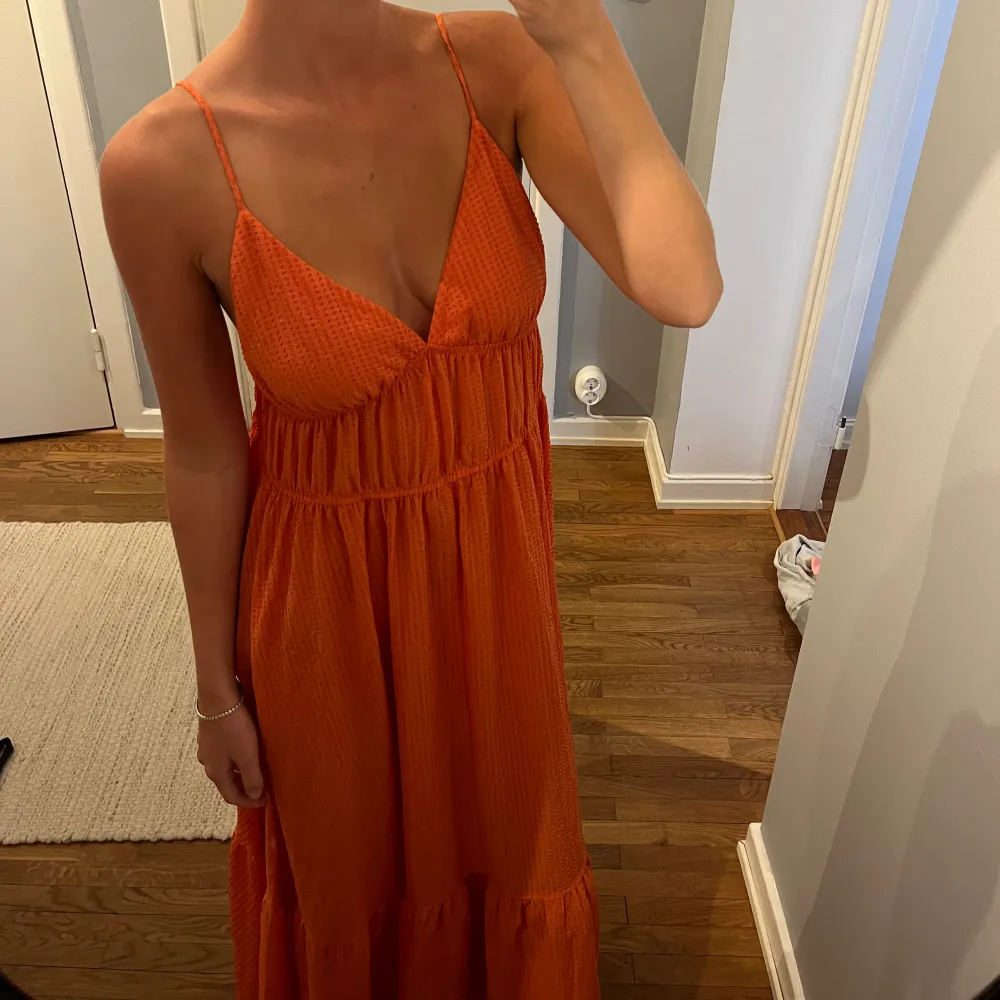 Superfin sommarklänning från H&M i storlek 40 🧡. Mekot.