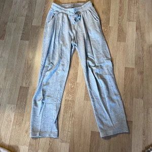 Mjukisbyxor - Grå mjukisbyxor, välanvända Skick: Okej