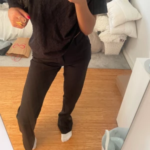 kostymbyxor  - högmidjade kostymbyxor i modellen Vilma från BikBok i storlek 34, sparsamt använda! säljer då jag inte gillar högmidjat på mig själv. nypris är 499kr, skriv för frågor!🩷