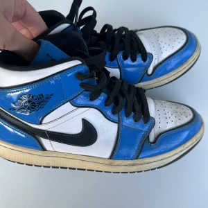 Jordan 1 signal blue - Säljer mina Jordan 1 signal blue. Dom ser lite smutsiga ut. Orkade inte tvätta den men. De går att tvätta den väldigt enkelt. Nypris 3500kr