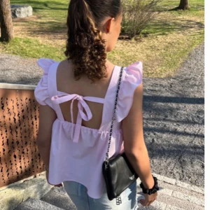 Jätte fin blus 💗 - Jätte fin blus från Paolin by jallow, köptes från Plick men fick en likadan och denna var även för stor för mig. Den är helt ny och är helt slutsåld på hemsidan. Bara o skriva om ni undrar på något eller vill ha egna bilder kostar 300 nypris💗