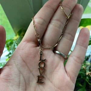 Armband “love” - Armband med ett hänge med ordet ”Love”