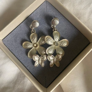 Stora örhängen  - Supersöta örhängen! Köpta utomlands i kreta för ungefär ett år sen, silverpläterade och rostfria! 