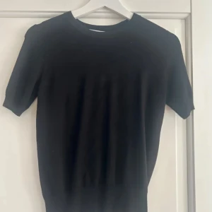 Stickad tshirt - Stickad tshirt från zara. Fint skick