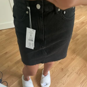 Jeanskjol - Svart jeanskjol som aldrig är använd, med prislapp kvar. Alltså som ny. 