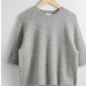 Stickad topp Other stories  - Stickad topp från otherstories köpte för 790kr ha använt den ba ungefär 3 gånger säljer för den kommer inte i användning❤️