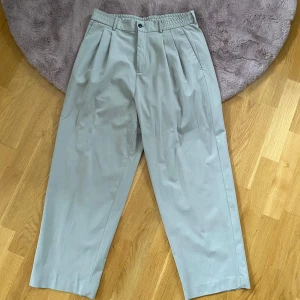 Kostymbyxor  - Ljusa kostymbyxor, svala, med pösig passform.  Lite kortare i benen