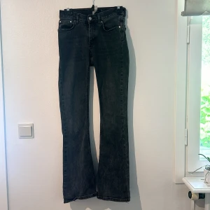 Svarta bootcut jeans - Säljer ett par svarta bootcut jeans. Dom är midrise, slitage längst ner då dom varit för långa på mig men inget jätte märkbart! Utöver de så är de i fint skick!💓