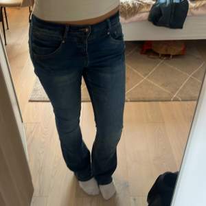 Säljer ett par snygga blåa bootcut jeans med många coola detaljer. De är stretchiga och sköna, alltså inga obekväma jeans alls❤️ Priset kan diskuteras, skriv ifall ni vill ha fler bilder!