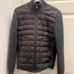 Moncler cardigan  - Storlek S, bra skick lite flaws vid armbågarna! Byten funkar 