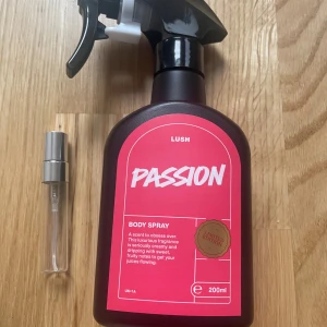 Passion Body Spray från Lush - Säljer 5 ml av en Limited Edition Passion Body Spray från Lush. Den kommer i en cool, mörkbrun sprayflaska med en stor etikett i rött och vitt. Doften är lyxig och fruktig, perfekt för att få igång dina sinnen. Flaskan rymmer 200 ml och är lätt att a