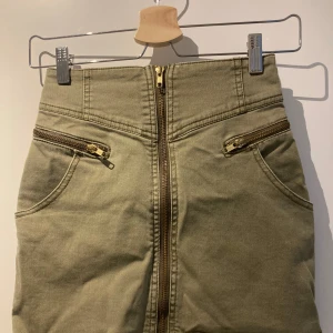 Kjol H&M strl 34 - Mörkgrön kjol Från H&M Storlek 34