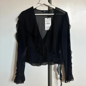 Svart blus💗 - En svart snygg blus från zara i storlek S💗Säljer pågrund av att den inte passade mig😊