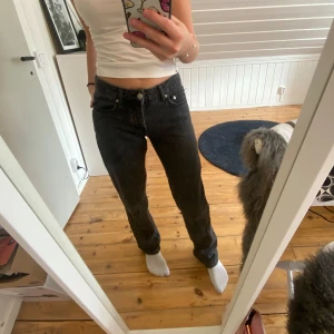 mid waist jeans  - säljer pga har andra. väl använda men har inga defekter. 