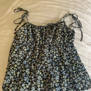 Blommigt linne - Super snyggt sommarlinne från HM med fina blommor på perfekt till sommaren ! Skriv för fler bilder