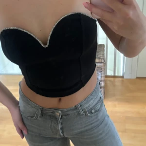 Svart topp - Snygg topp perfekt till fest! Från Gina tricot i strl S. Använd två gånger, säljer pga den ej kommer till användning.💕