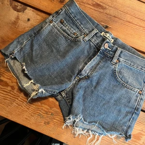 Acne jeansshorts  - Jättesnygga jeansshorts från Acne Studios. I nyskick, storlek 27 men passar xs/s, 250kr☺️