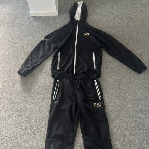 Armani tracksuit - Armani tracksuit perfekt för höst och vår jackan och byxorna kan säljas separat pris är diskuterbart